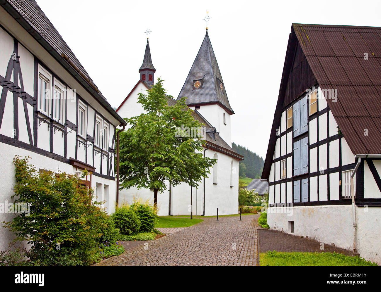 historische Altstadt von Schlipruethen mit der katholischen Kirche Sankt Georg, Deutschland, Nordrhein-Westfalen, Sauerland, Finnentrop Stockfoto