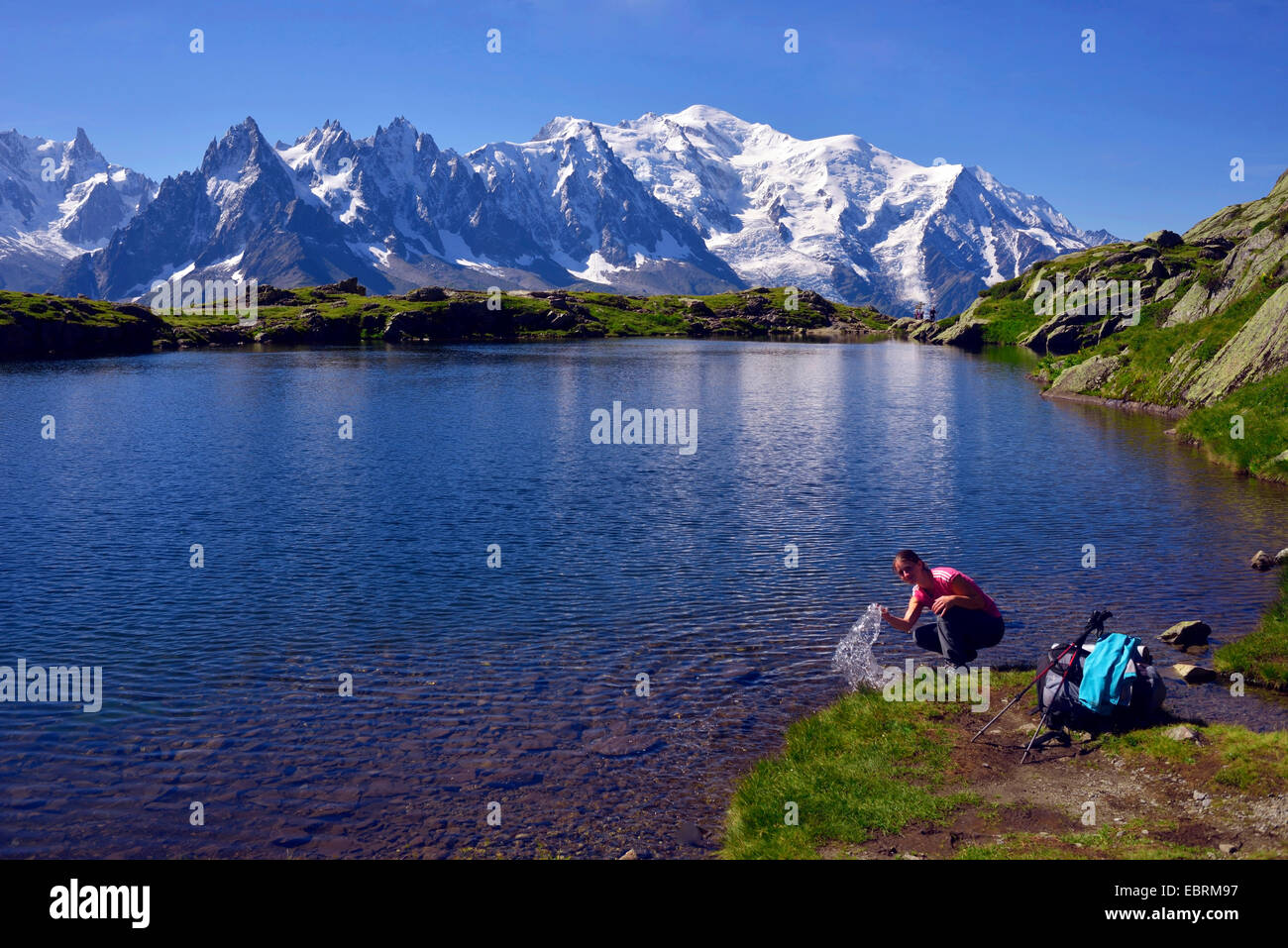 Berg-Wanderer Erfrischung am Lac de Chesery, Mont Blanc im Hintergrund, Chamonix, Haute-Savoie, Frankreich Stockfoto
