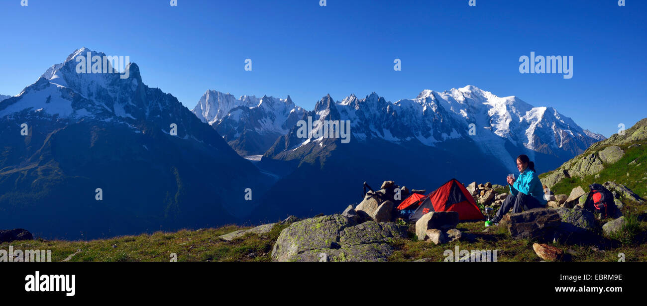 weibliche Berg Wanderer lagerten sich ein Zelt in den Alpen im Hintergrund, Haute-Savoie, Frankreich, Chamonix Mont-Blanc Stockfoto