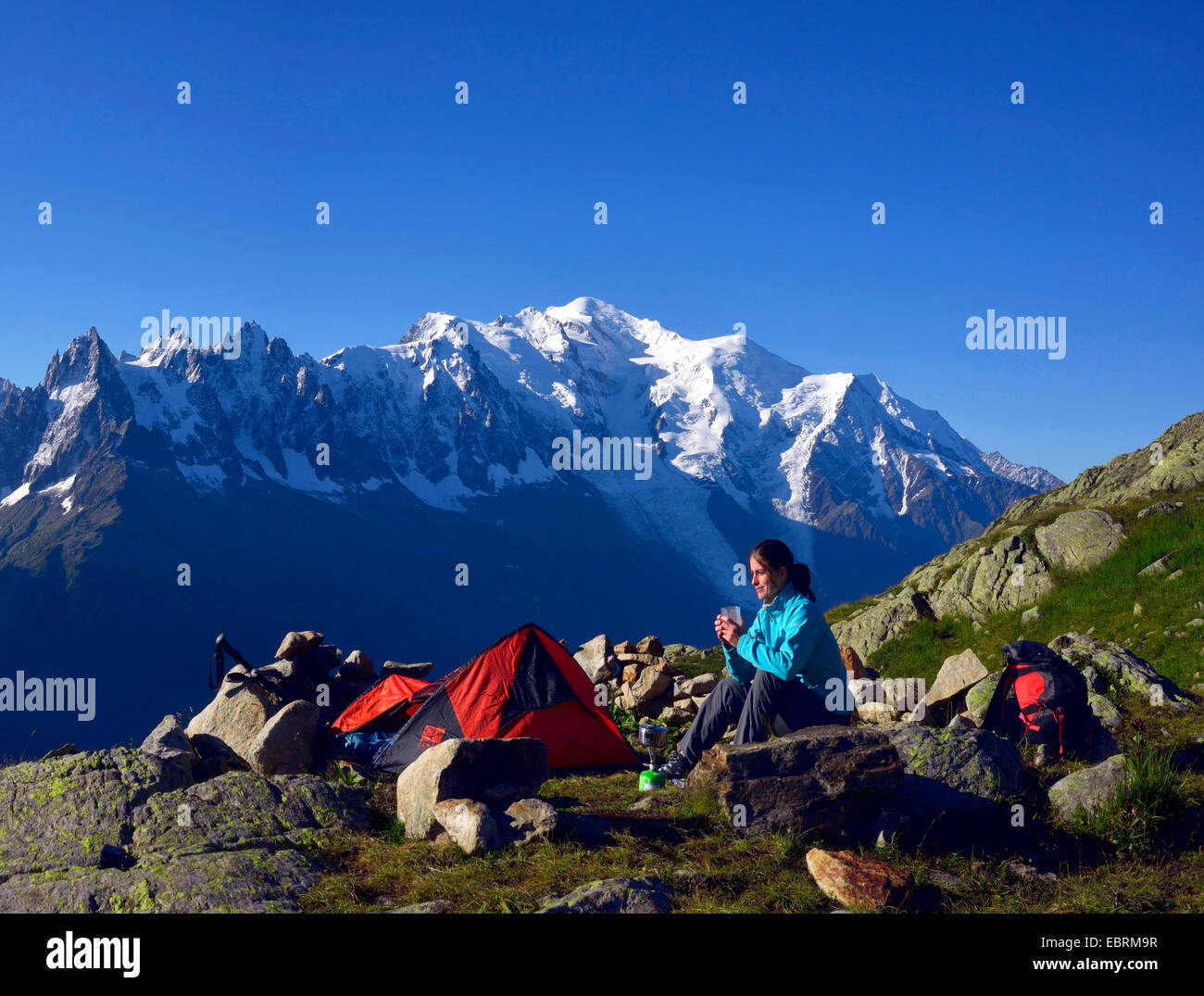 weibliche Berg Wanderer lagerten sich ein Zelt in den Alpen im Hintergrund, Haute-Savoie, Frankreich, Chamonix Mont-Blanc Stockfoto