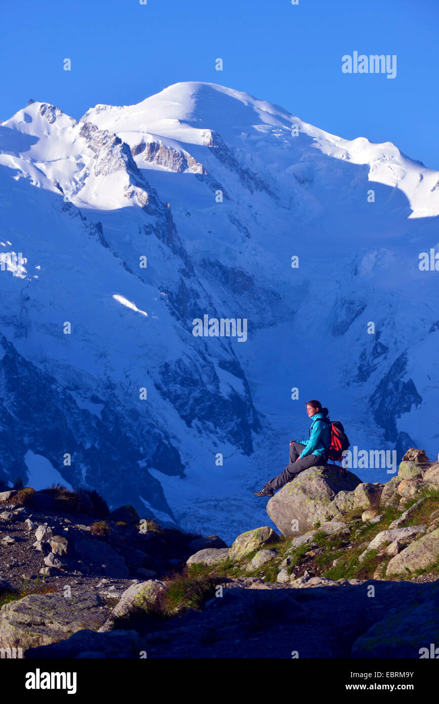 weibliche Berg Wanderer sitzen auf Aiguilles Rouges im Gegenteil das Mont Blanc Massiv, Frankreich, Haute-Savoie Chamonix Stockfoto