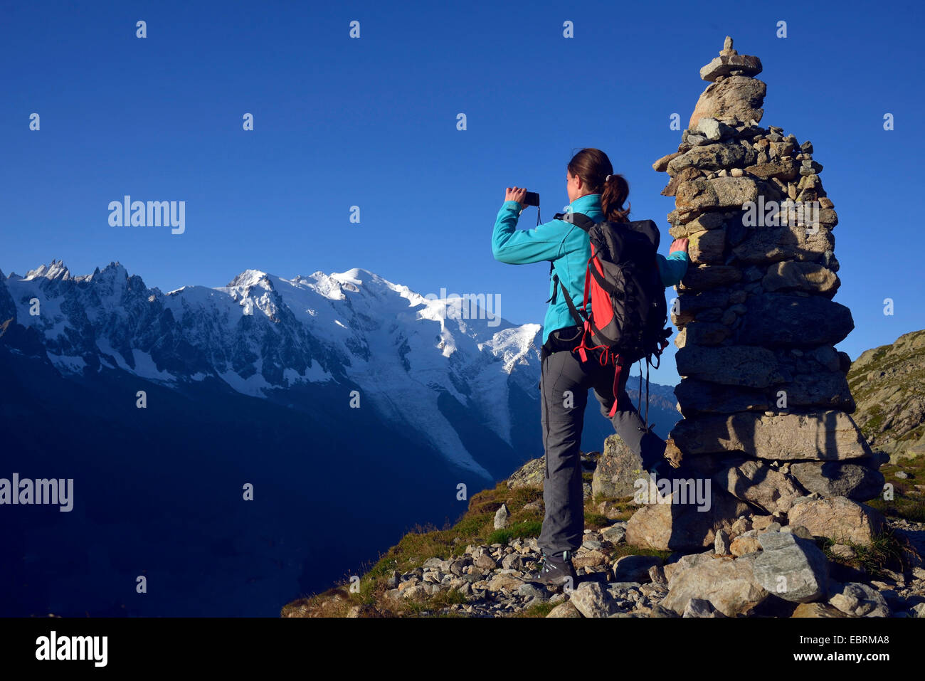 weibliche Berg Wanderer eine Aufnahme nächsten ot einem Steinhaufen vor Mont Blanc, dem höchsten Gipfel von Europa, Frankreich, Haute-Savoie Stockfoto