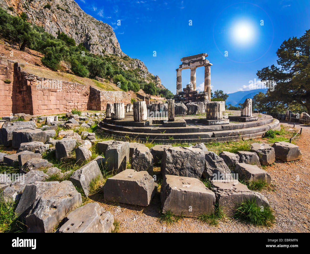 Die Tholos im Heiligtum der Athena Pronoiat Delphi ist eine Murmel Rundbau, die zwischen 380 und 360 v. Chr. gebaut wurde Stockfoto