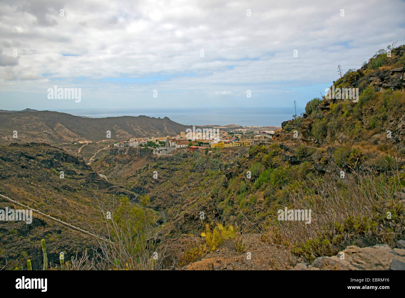 Barranco del Infierno, Dorf Adeje im Hintergrund, Kanarische Inseln, Teneriffa Stockfoto