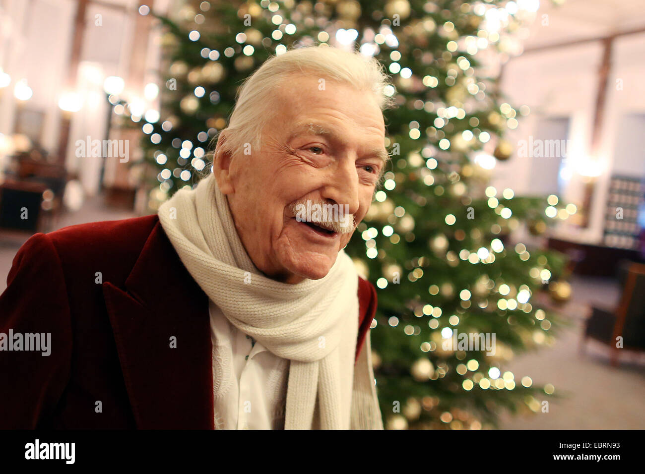 Hamburg, Deutschland. 4. Dezember 2014. Bandleader James Last stellt bei einem Pressetermin im Atlantik Hotel in Hamburg, Deutschland, 4. Dezember 2014. Zuletzt ist eine neue Konzert-Tour für das kommende Jahr planen. Foto: MALTE Christen/Dpa/Alamy Live News Stockfoto