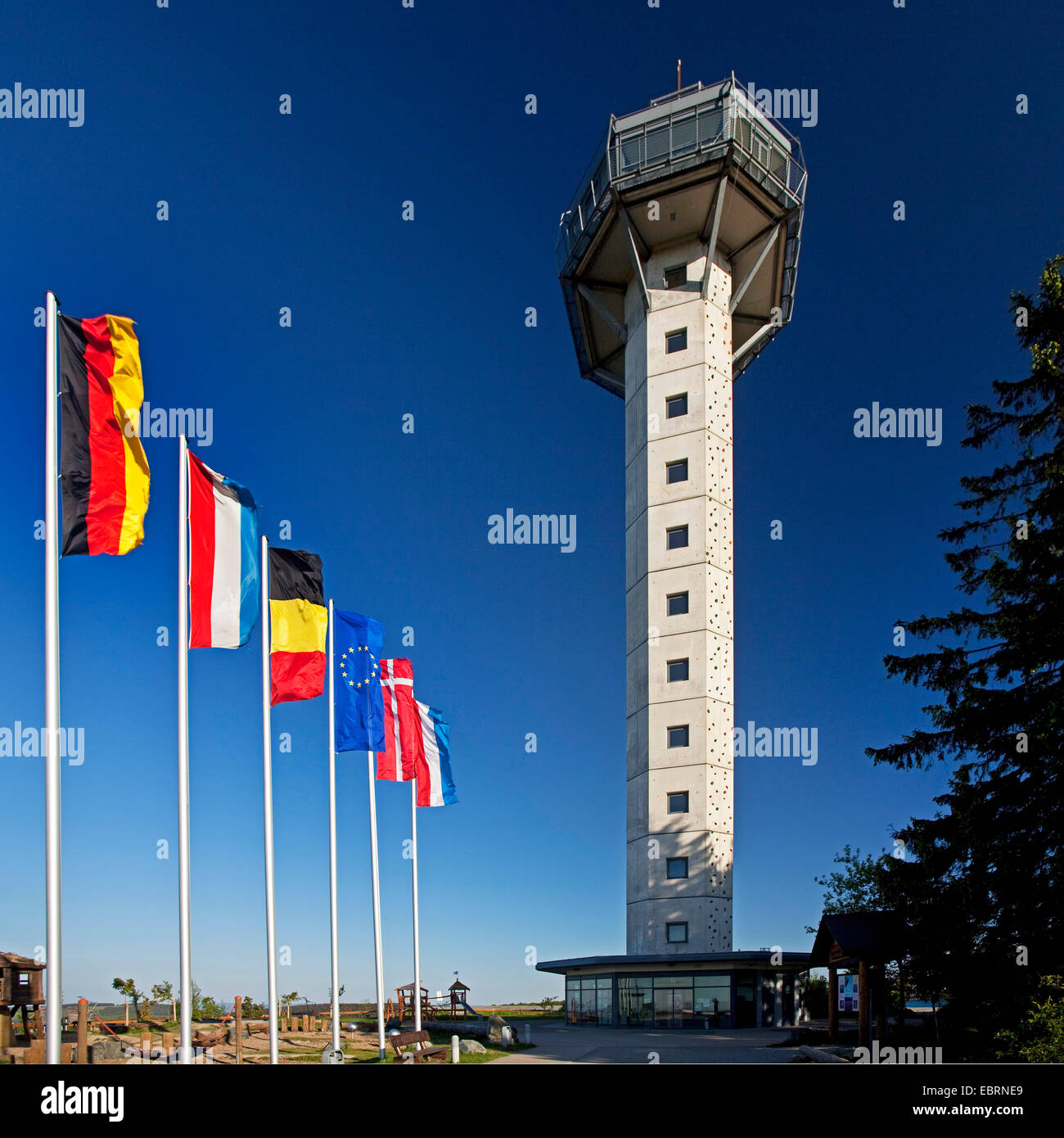 (59 m) Hochheideturm auf dem Ettelsberg mit einer Reihe von verschiedenen Nationalflaggen, Willingen, Sauerland, Hessen, Deutschland Stockfoto