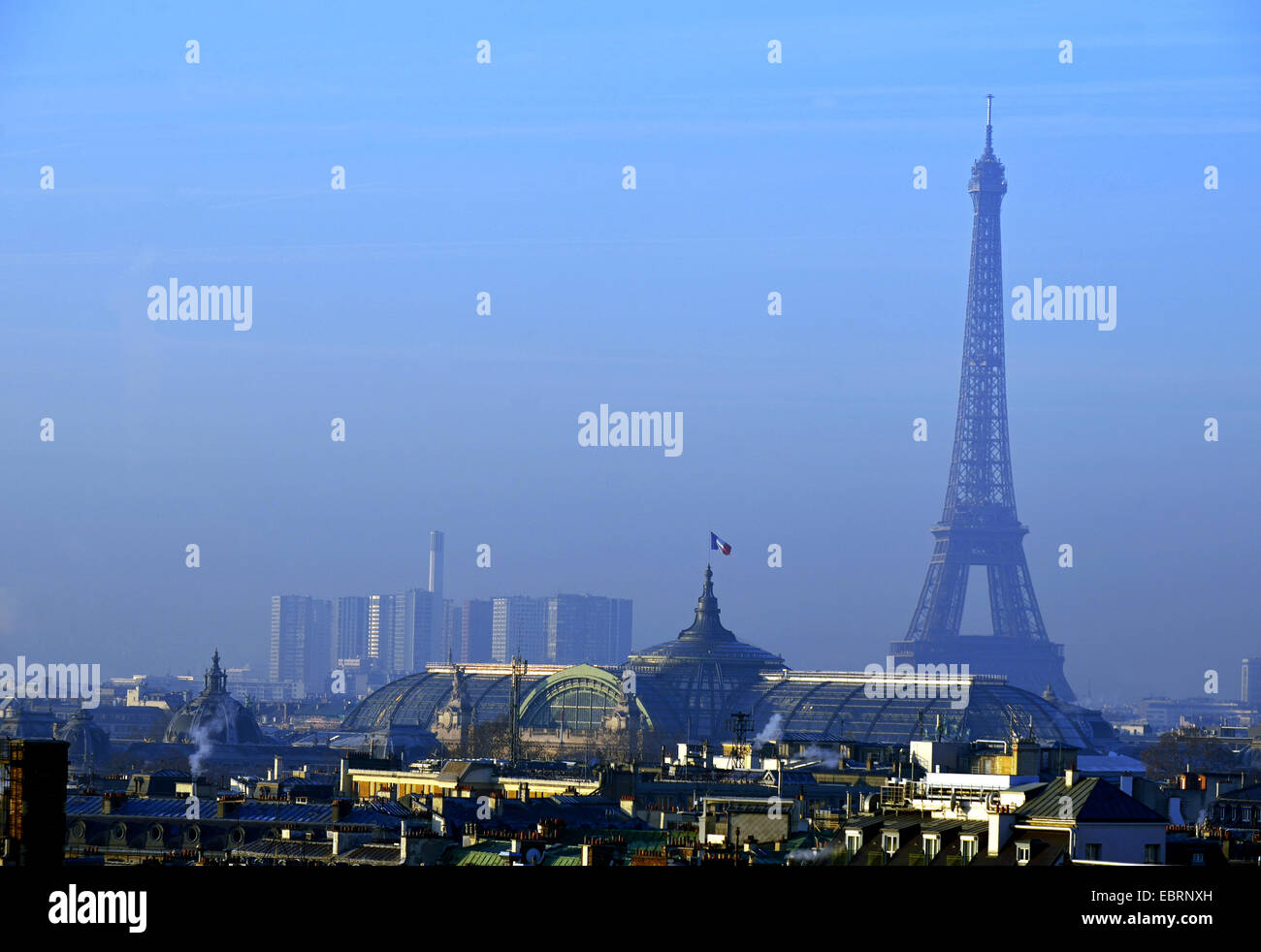 Den Eiffelturm gesehen vom Dach des Shops das Printemps, Frankreich, Paris Stockfoto