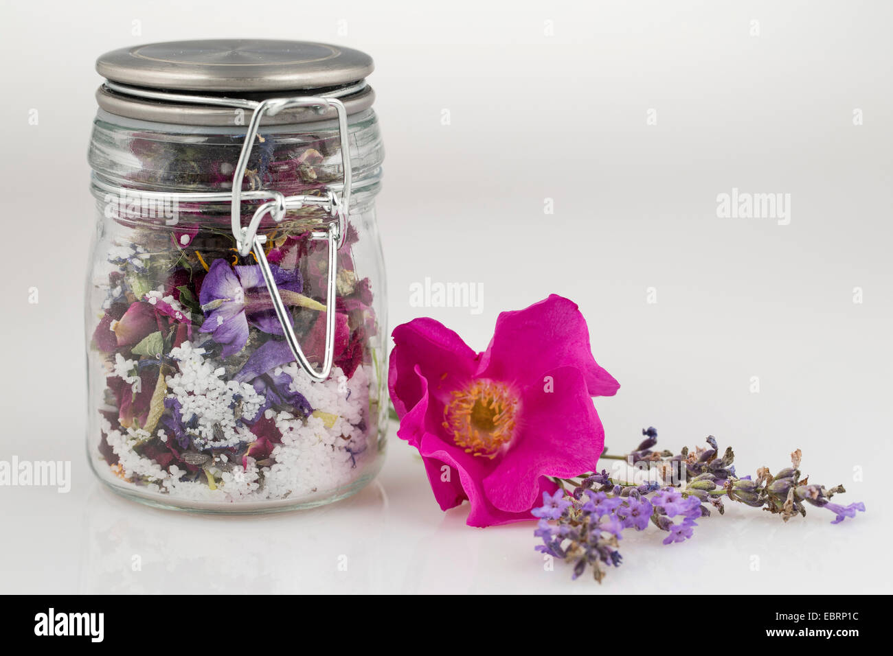 aromatischen Blüten Salz in einem Glas Stockfoto