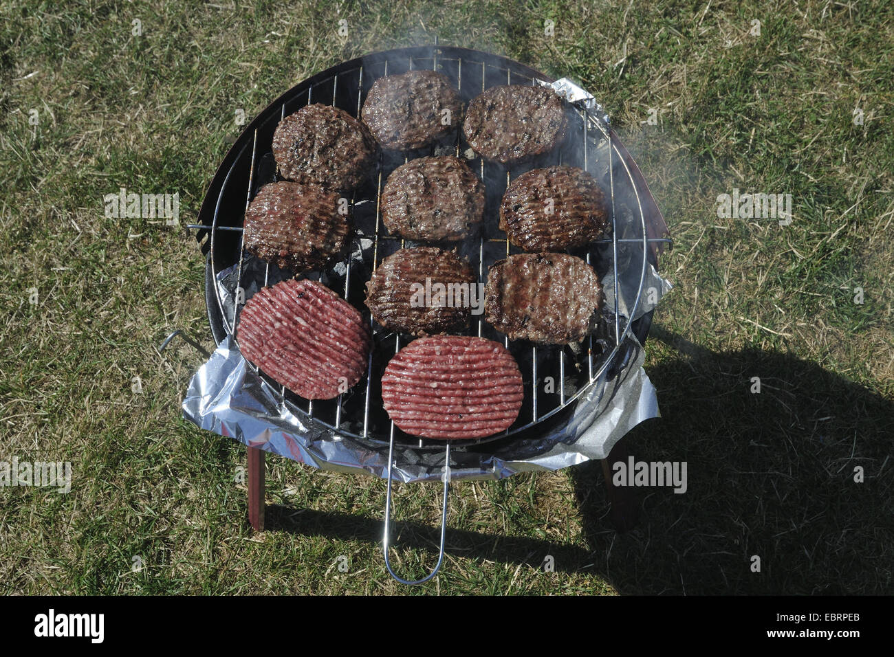 Burger auf einem Holzkohle grill, Frankreich, Bretagne, Erquy Stockfoto