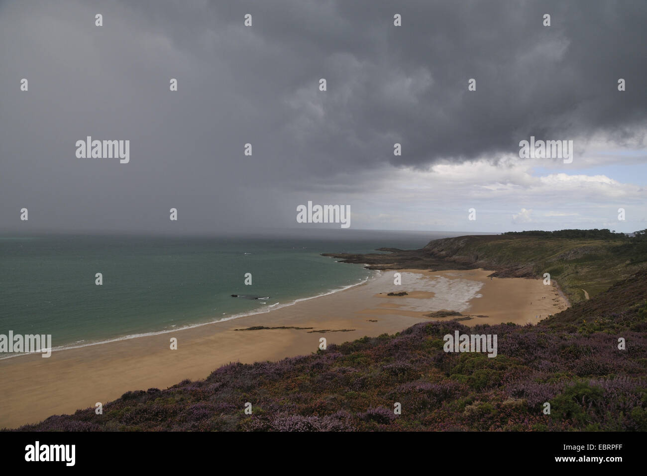 Regendusche an der Küste, Frankreich, Bretagne, Erquy Stockfoto