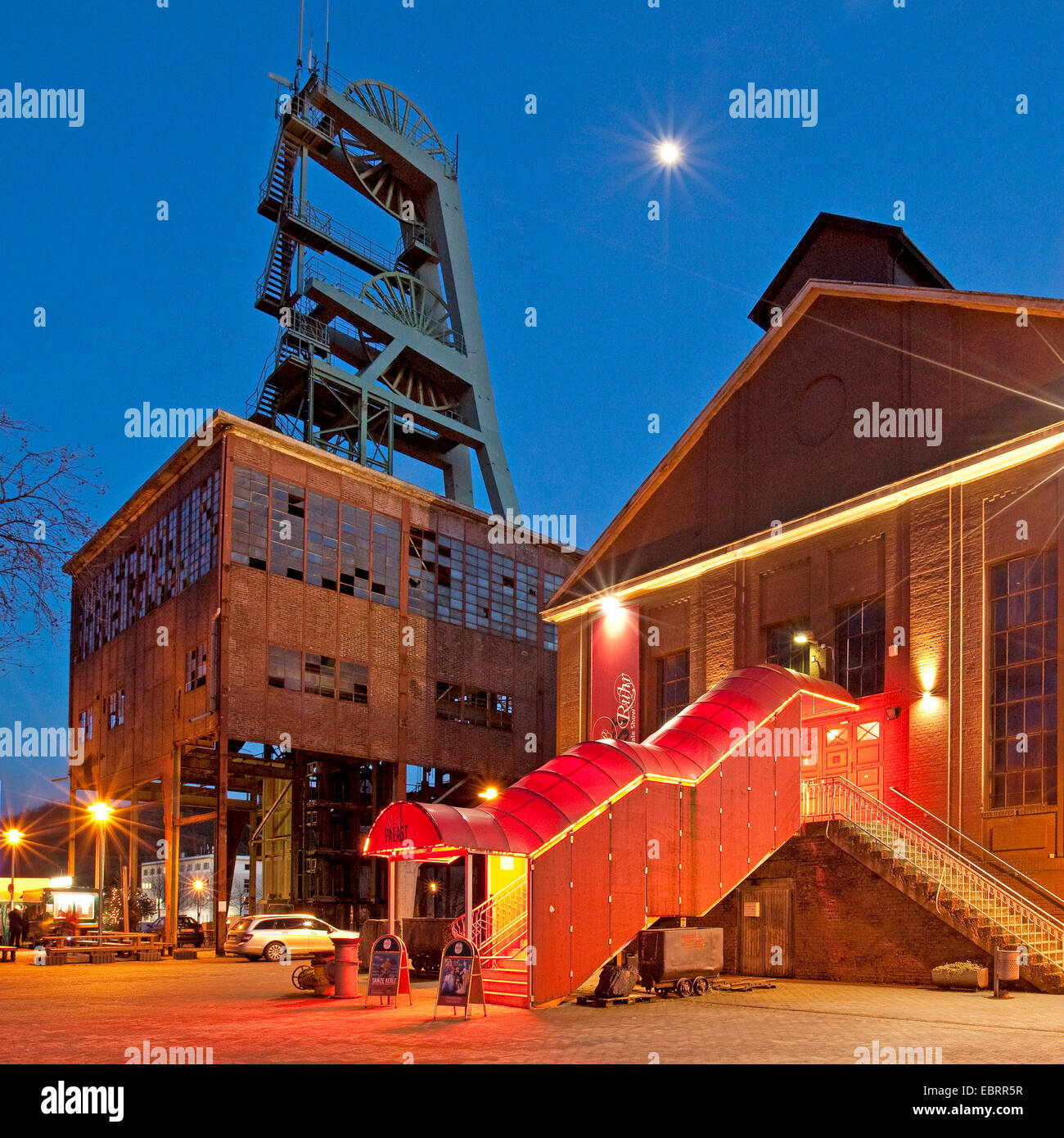 ehemaligen Kohlengrube Ewald und RevuePalast Ruhr am Abend, Deutschland, Nordrhein-Westfalen, Ruhrgebiet, Herten Stockfoto