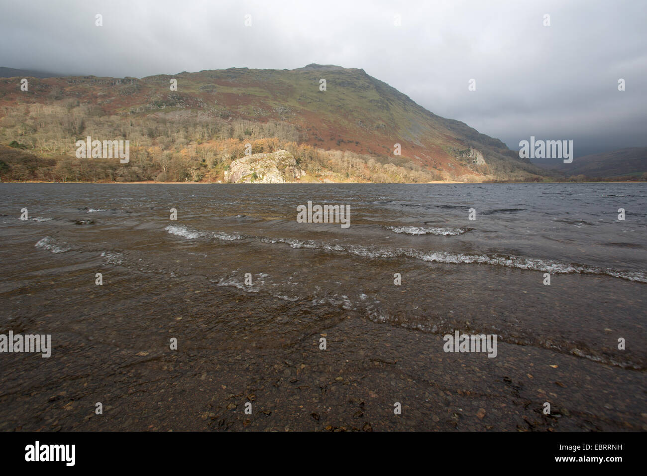 Nant Gwynant, Gwynedd, Wales. Malerische Aussicht auf den Ufern des Llyn Gwynant im Spätherbst. Stockfoto