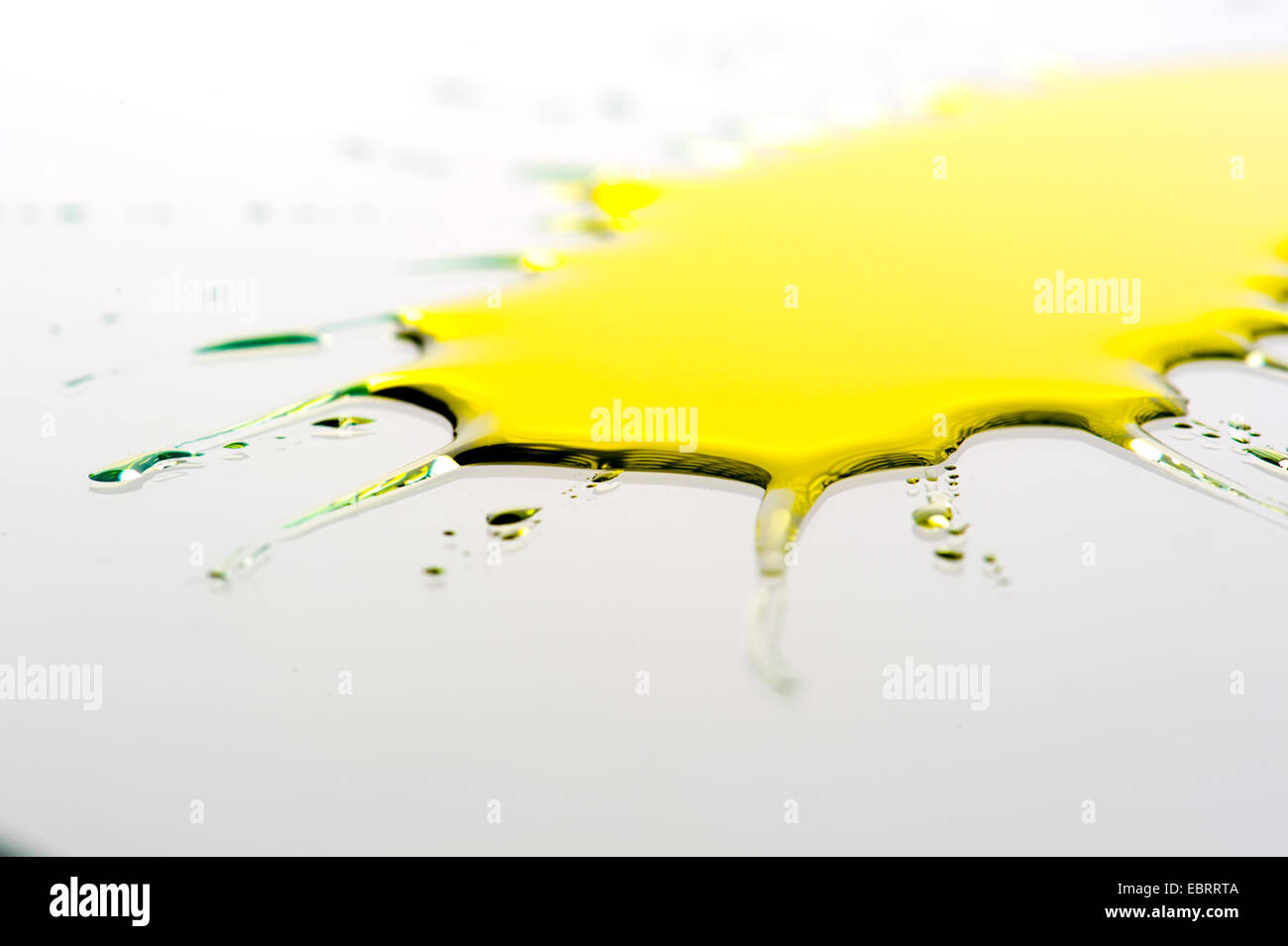 Speiseöl-Fleck auf einer glatten Oberfläche Stockfoto