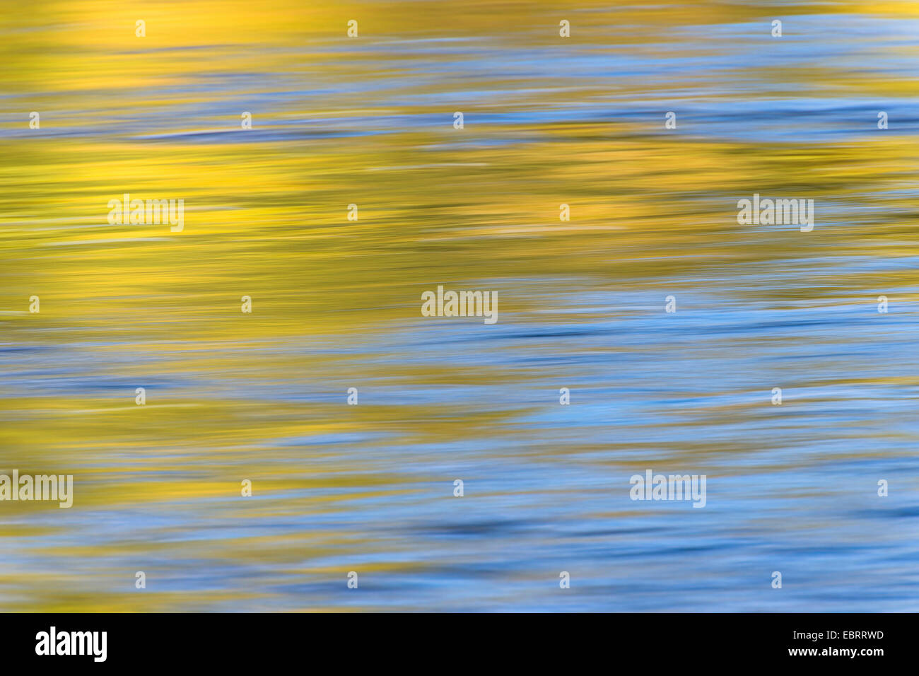 abstrakten Überlegungen zur Wasseroberfläche von Eman Fluss, Schweden, Smaland Stockfoto