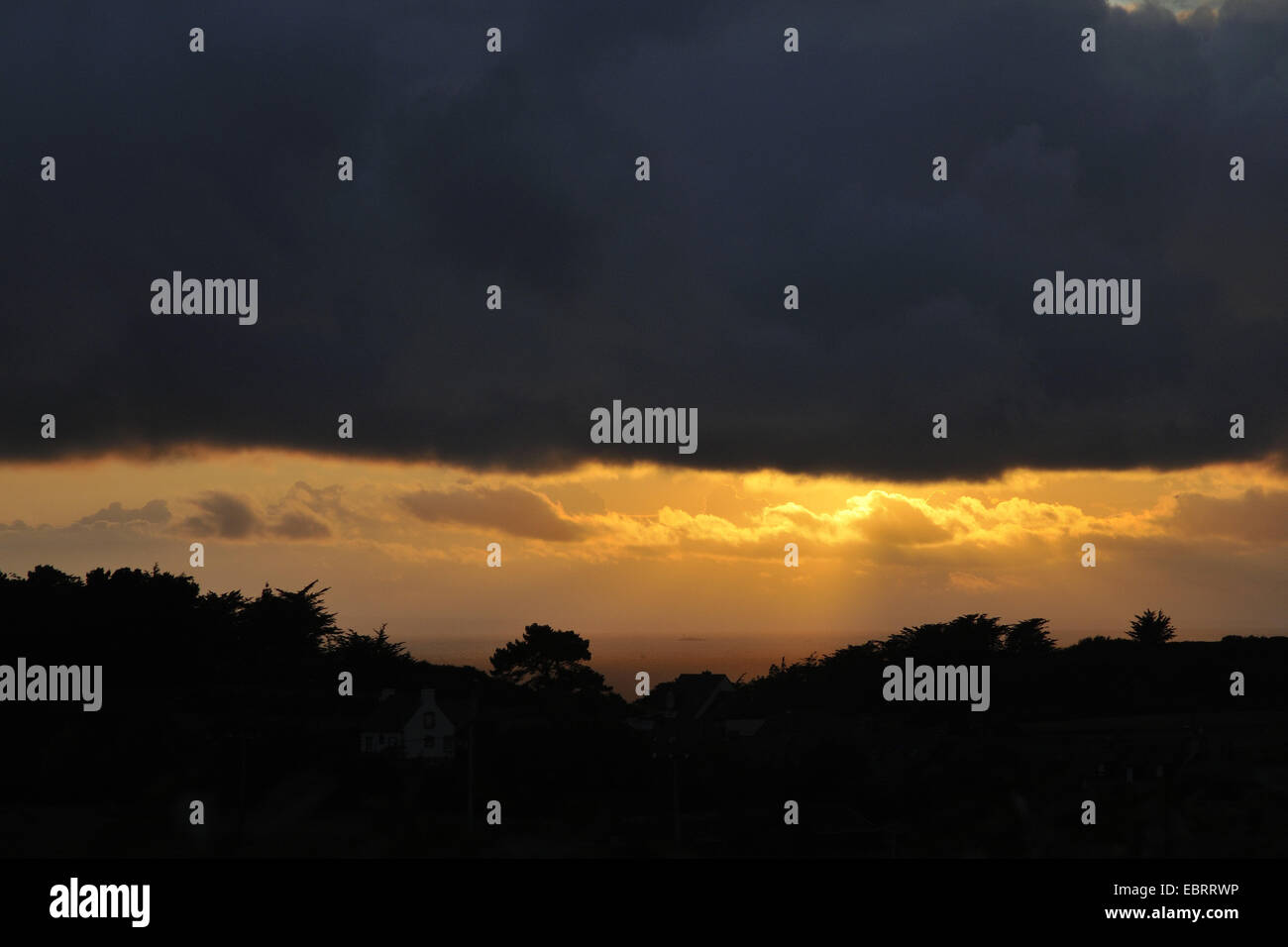 dunkle Regenwolken und abends Leuchten an der Küste, Frankreich, Bretagne, Erquy Stockfoto