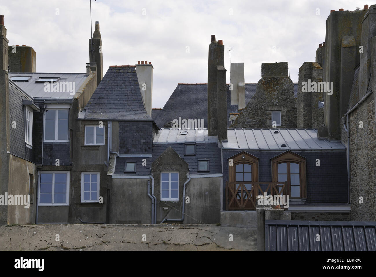 Dichte von Gebäuden in der Altstadt, Frankreich, Bretagne, Saint-Malo Stockfoto