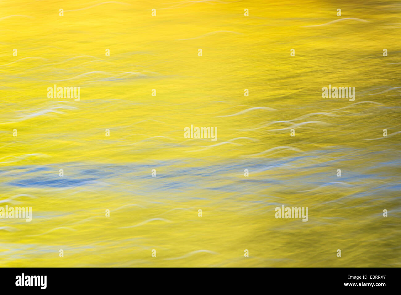abstrakten Überlegungen zur Wasseroberfläche von Eman Fluss, Schweden, Smaland Stockfoto