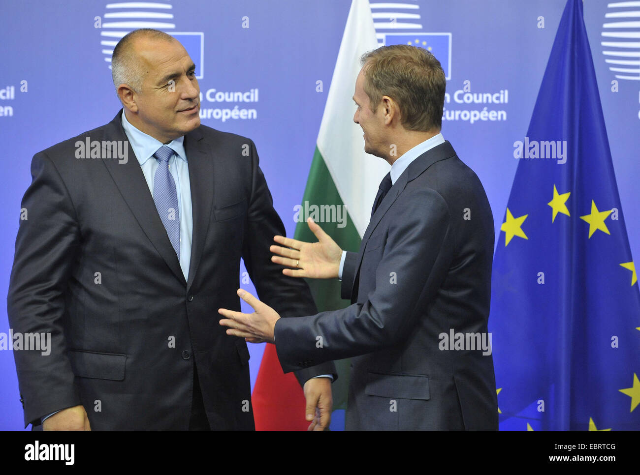 (141204)--Brüssel, 4. Dezember 2014 (Xinhua)--European Council President Donald Tusk (R) trifft sich mit Premierminister von Bulgarien Bojko Borissow im EU-Hauptquartier in Brüssel, Belgien, 4. Dezember 2014. (Xinhua / Ye Pingfan) Stockfoto