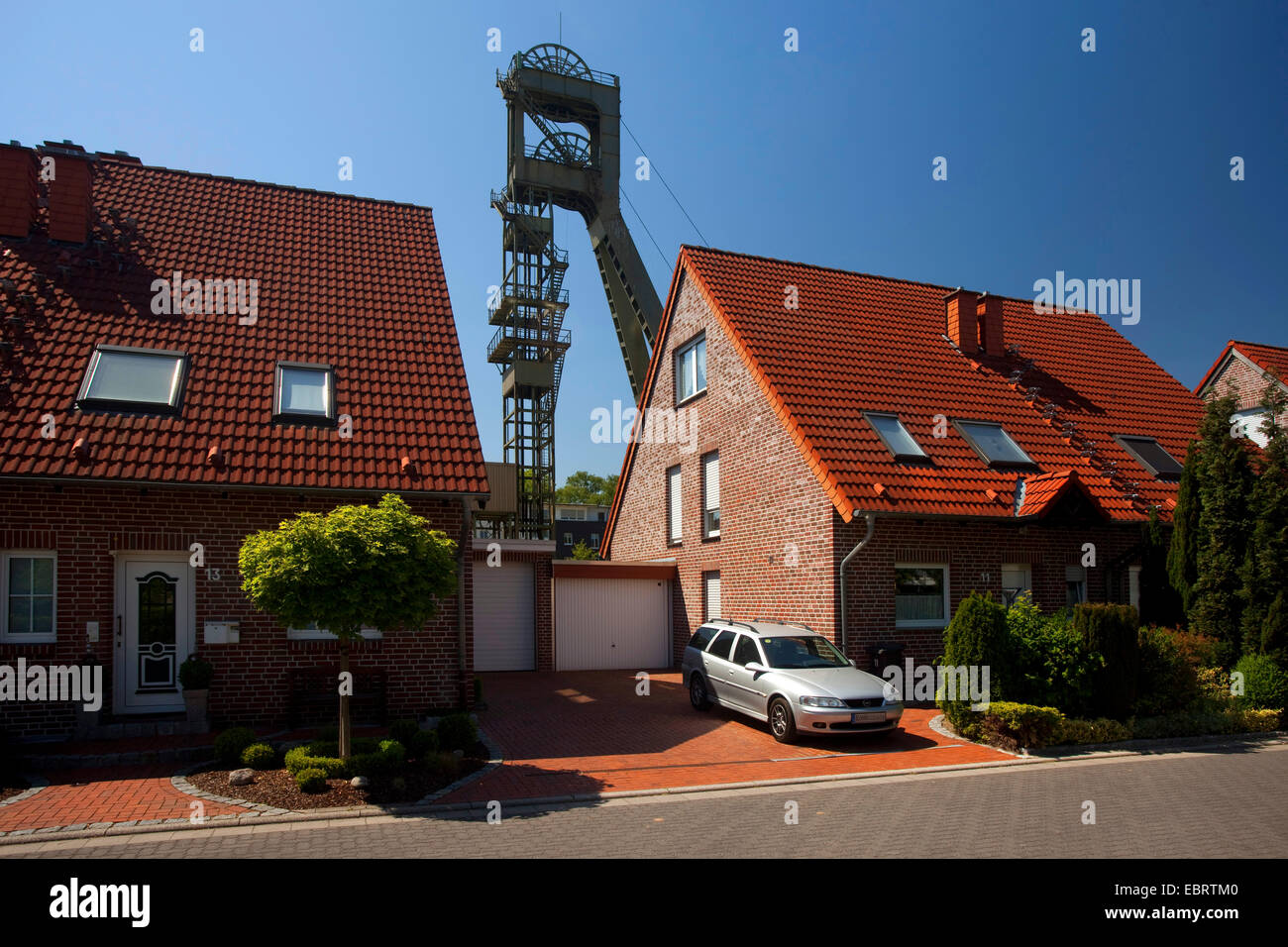 Blick aus einem neuen Wohngebäude auf den Förderturm der Kohle abbauen, Auguste Victoria Schacht 4, Deutschland, Nordrhein-Westfalen, Ruhrgebiet, Marl Stockfoto