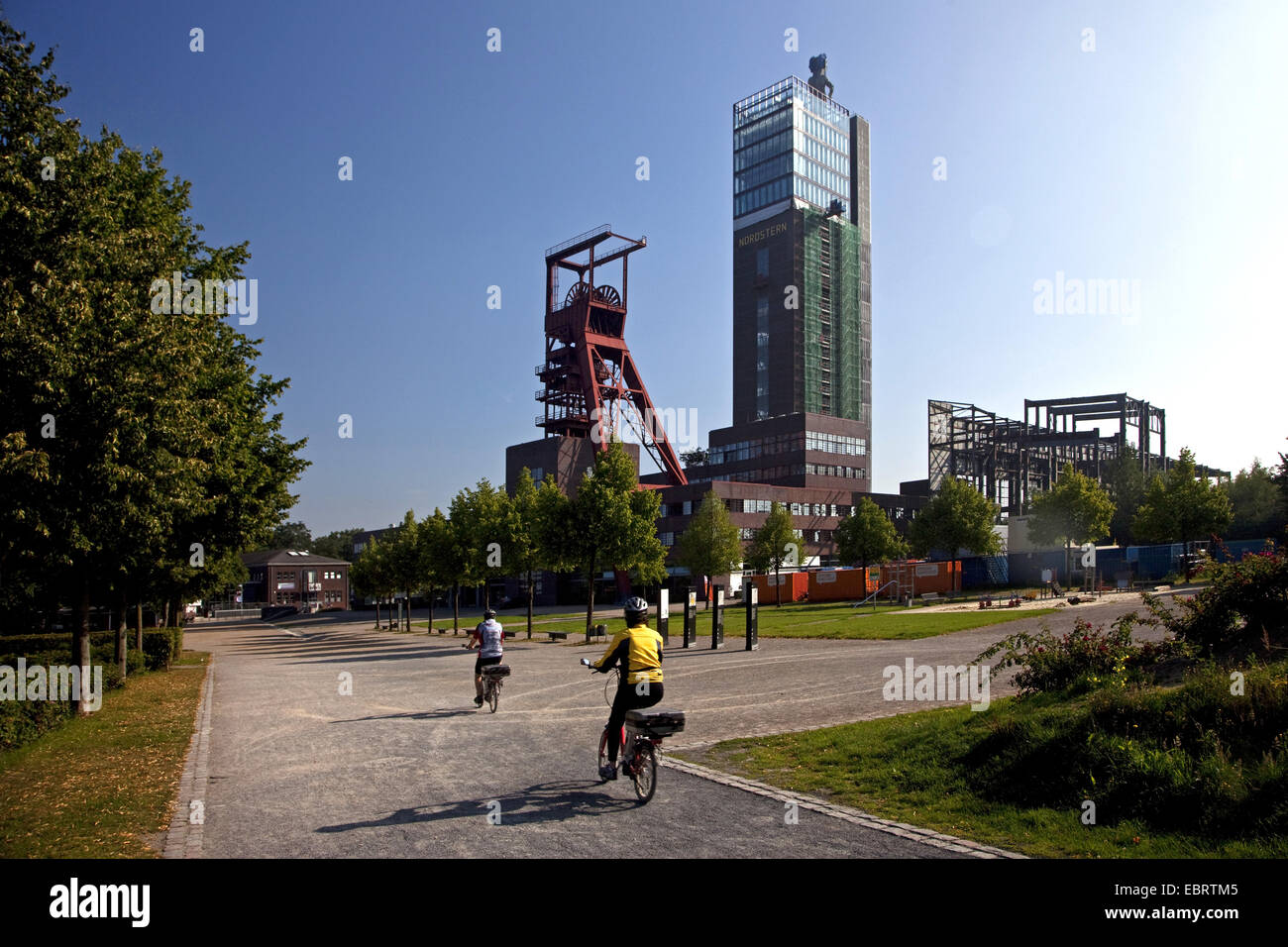 zwei Biker im Nordsternpark mit Kopfbedeckungen und Turm NT 2, Deutschland, Nordrhein-Westfalen, Ruhrgebiet, Gelsenkirchen Stockfoto