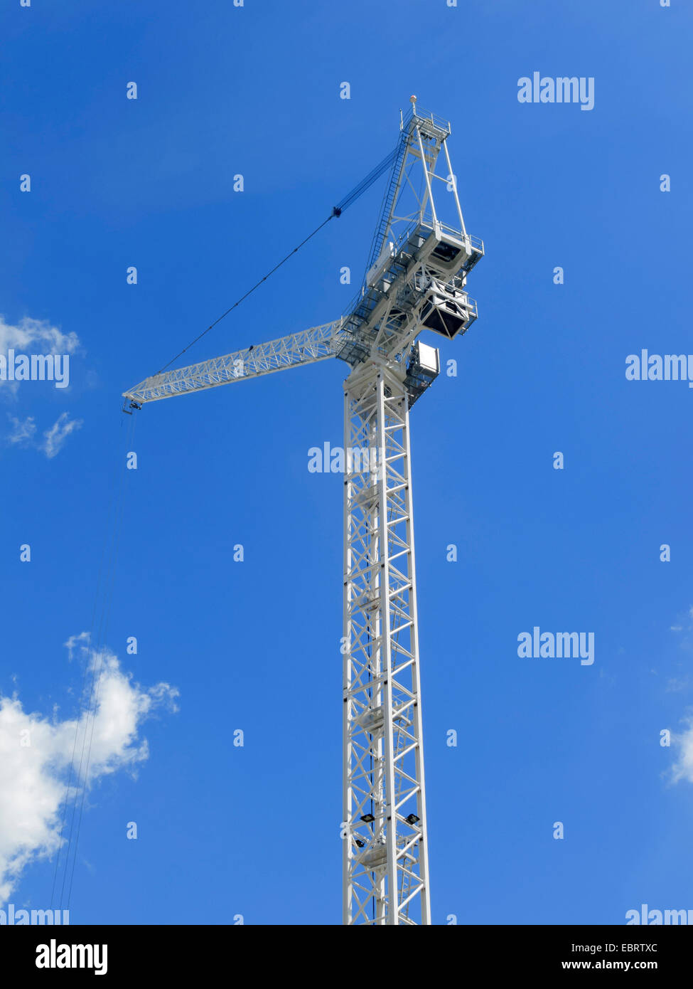 Krane gegen die skyline Stockfoto