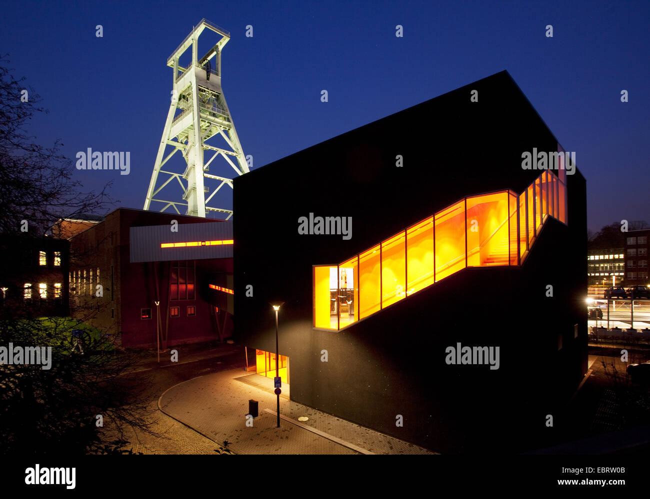 beleuchtete Deutsche Bergbau-Museum mit "Black Diamond" in der Dämmerung, Bochum, Ruhrgebiet, Nordrhein-Westfalen, Deutschland Stockfoto