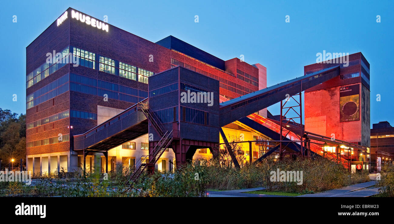 Blick zur beleuchteten Ruhr Museum von Zollverein Kohle Mine Industriekomplex im Abendlicht, Essen, Ruhrgebiet, Nordrhein-Westfalen, Deutschland Stockfoto