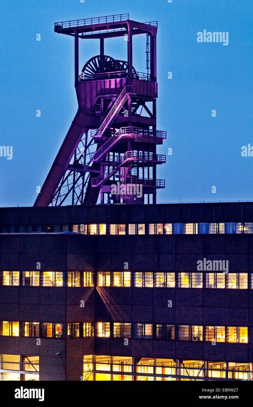 Schachtturm der ehemaligen Grube Nordstern im Abendlicht, Gelsenkirchen, Ruhrgebiet, Nordrhein-Westfalen, Deutschland Stockfoto