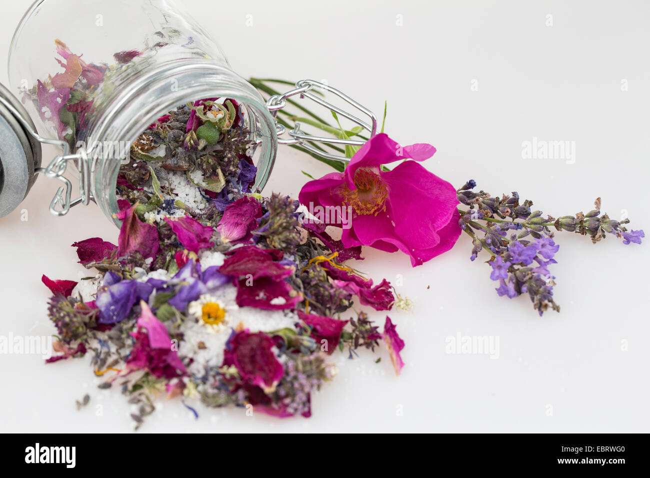 aromatischen Blüten Salz in einem Glas Stockfoto