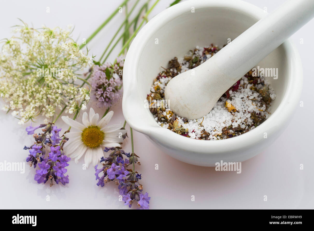 Blüte-Salz, Salz und Blüten mit Mörser und Stößel Schleifen Stockfoto