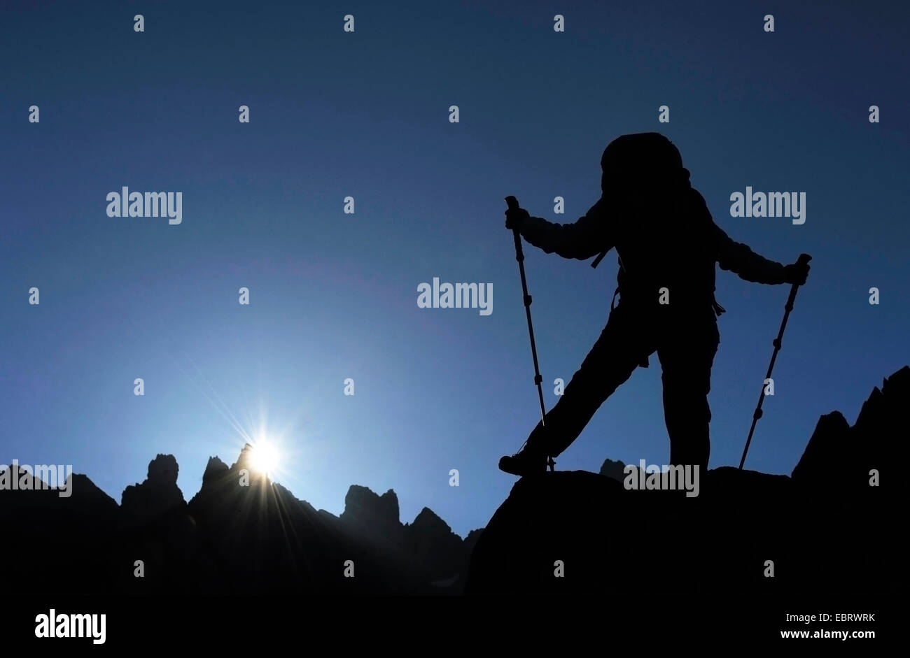 Wanderer, die gerade die Sinrise in den Alpen, Frankreich, Savoyen, Hautes-Alpes, Briancon Valloire Stockfoto