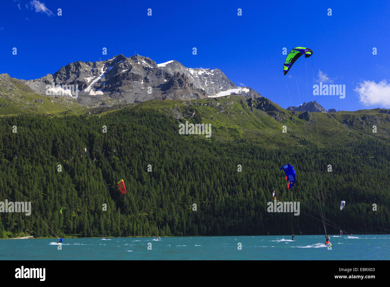 Kitesurfer am Silvaplanersee am Piz Corvatsch, Schweiz, Graubünden, Engadin Stockfoto