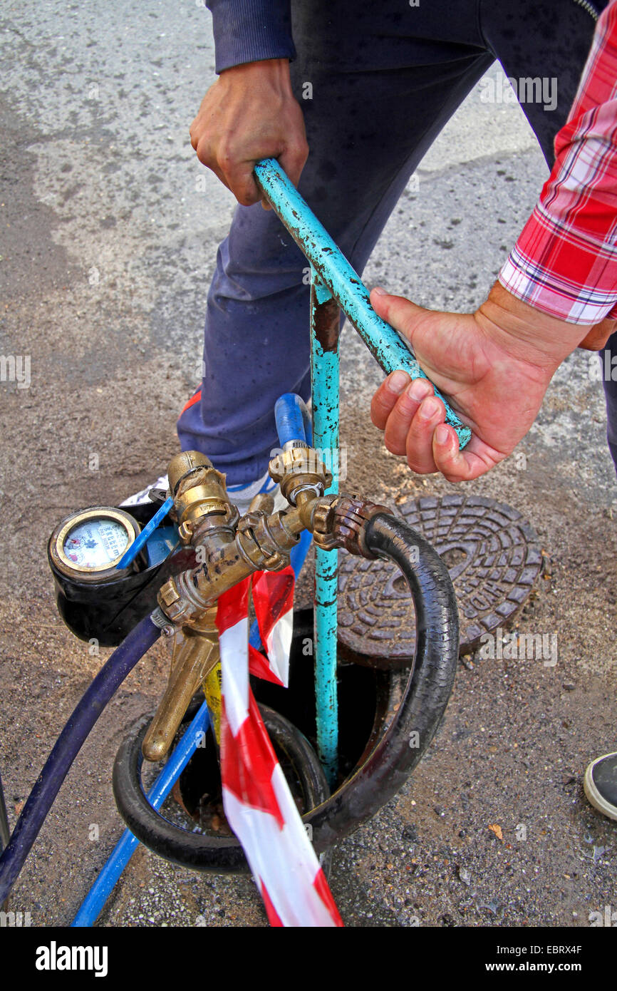 Wasserentnahme aus Hydranten, Deutschland Stockfoto