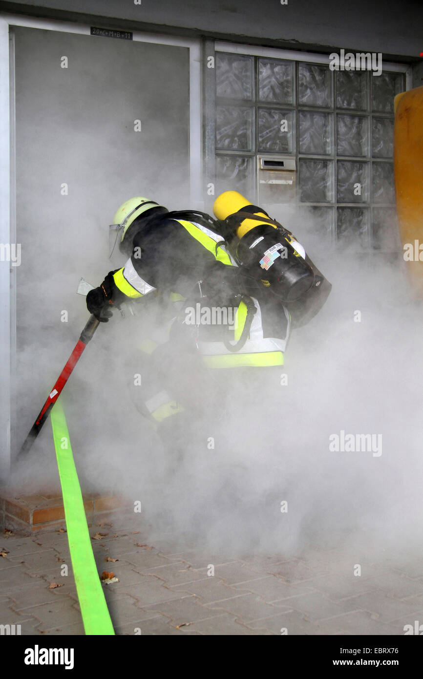 Feuerwehr-Übung mit respiratorischen Schutzausrüstung, Deutschland Stockfoto