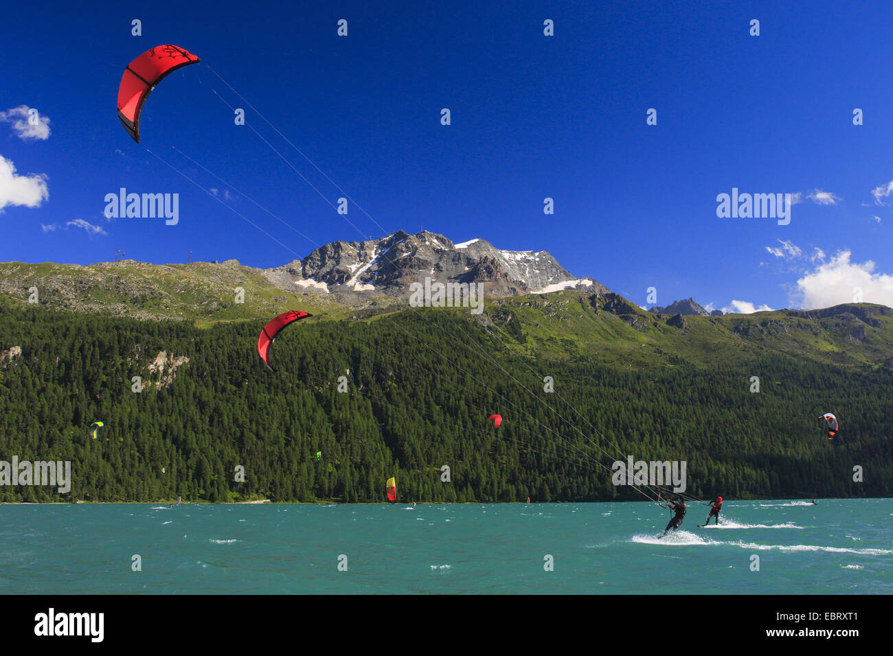 Kitesurfer am Silvaplanersee am Piz Corvatsch, Schweiz, Graubünden, Engadin Stockfoto
