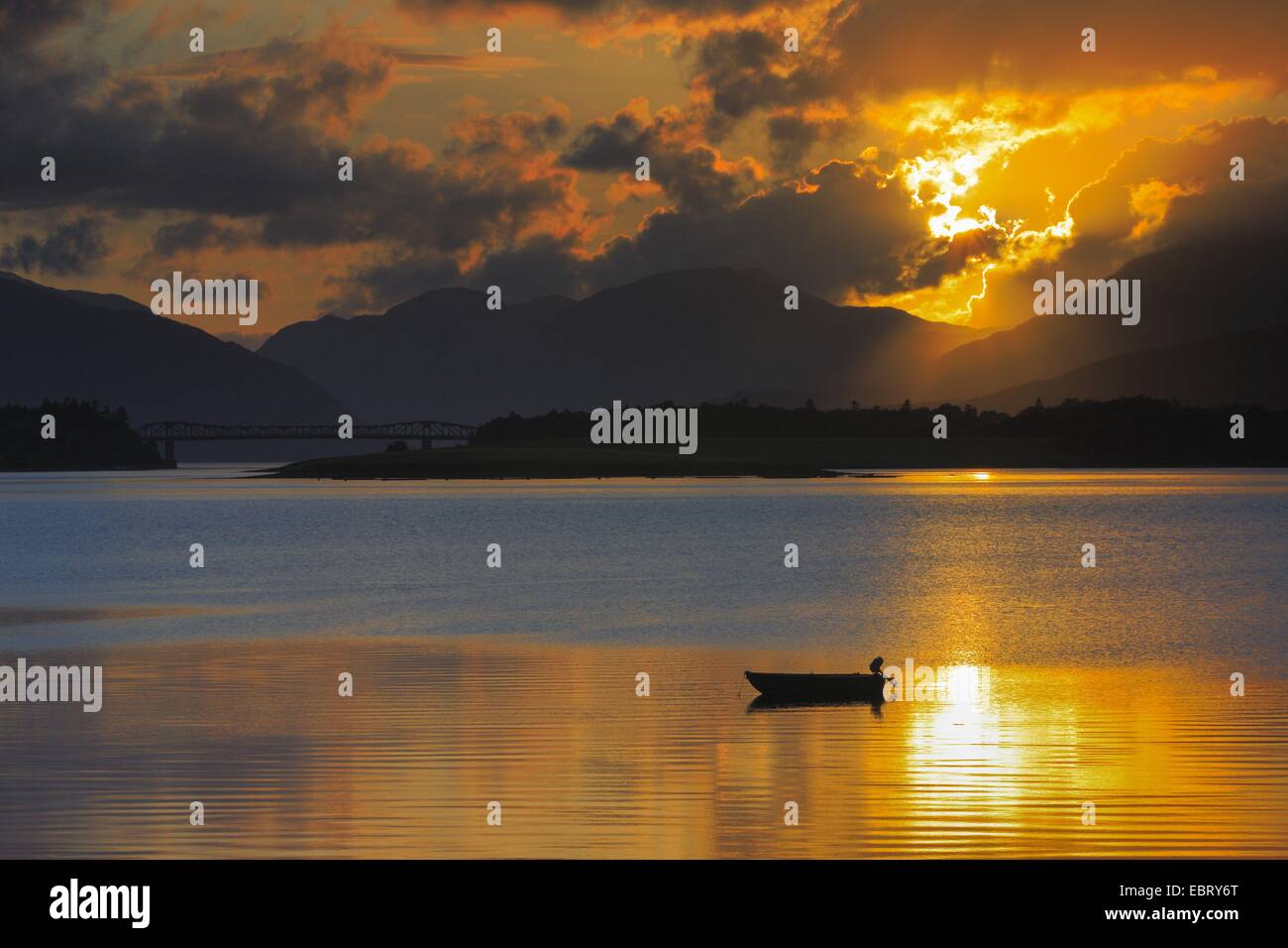 Loch Leven bei Sonnenuntergang, Großbritannien, Schottland, Glencoe Stockfoto