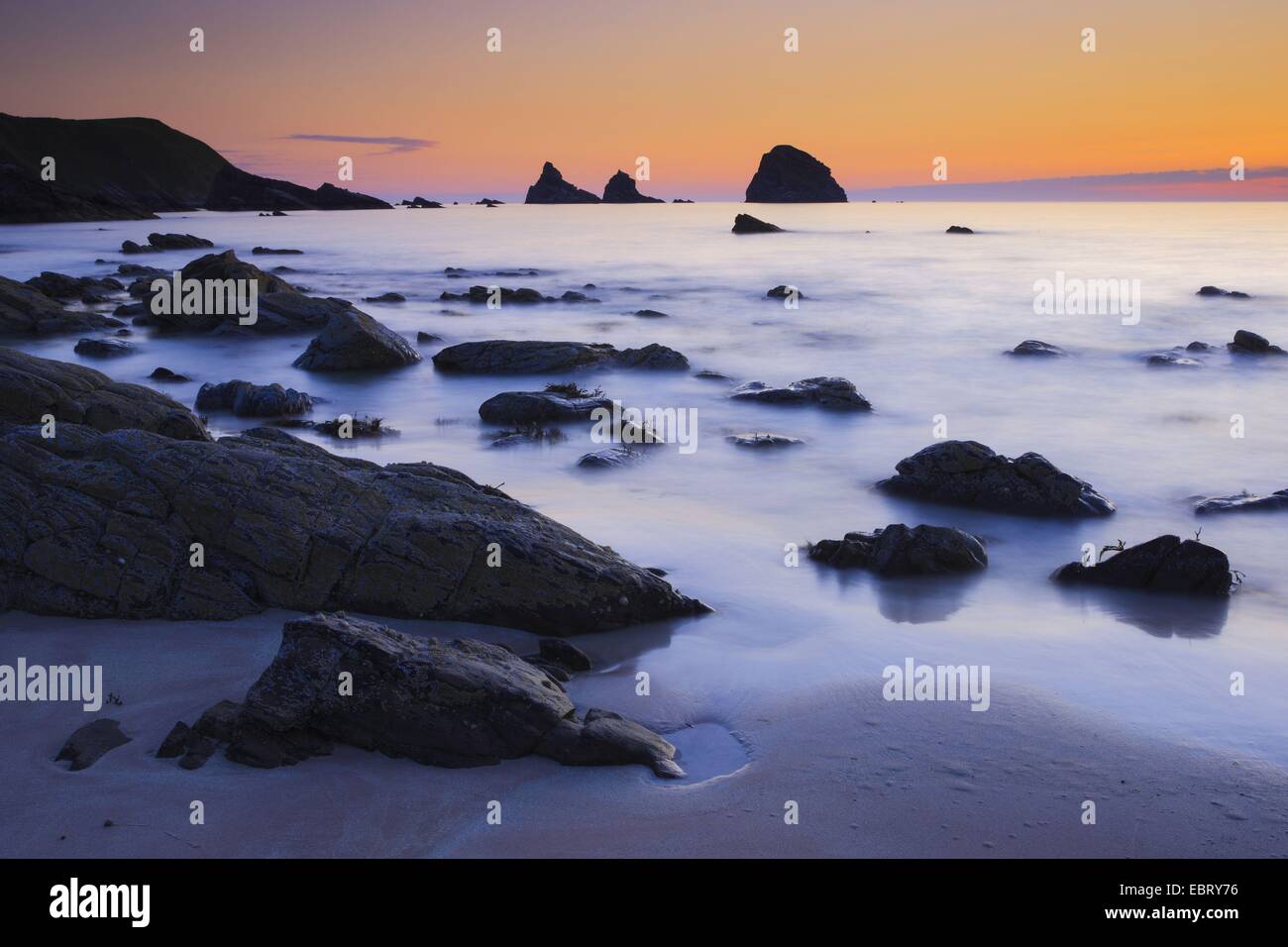 Felsenküste am nordwestlichen Schottland bei Sonnenaufgang, Großbritannien, Schottland, Sutherland Stockfoto