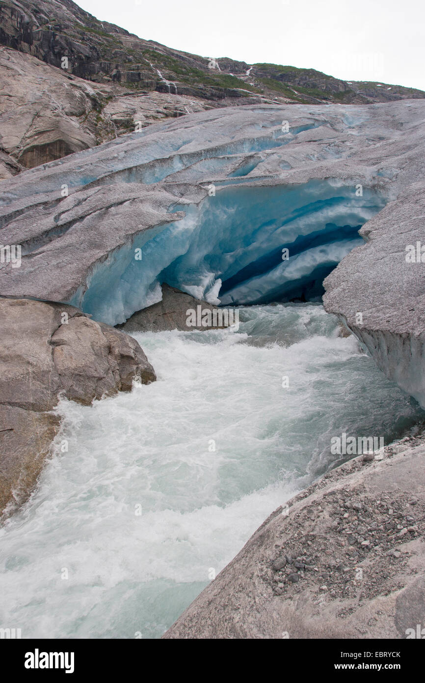 Schmelzwasser aus Gletschertor des Nigardsbreen, ein Gletscher-Arm des Jostedalsbreen Gletscher, Norwegen, Nationalpark Jostedalsbreen undicht Stockfoto