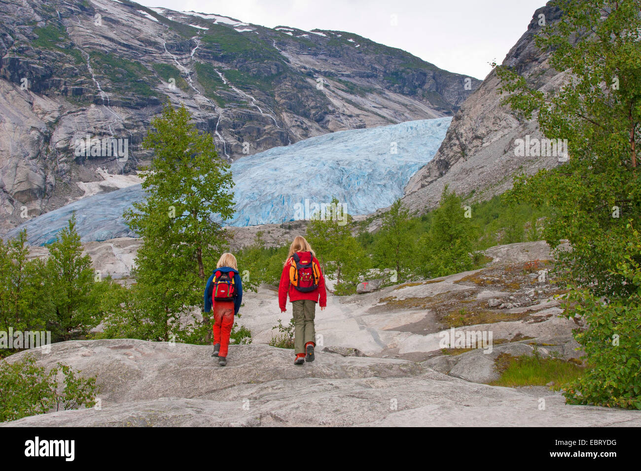 zwei Kinder wandern zum Nigardsbreen Gletscher Arm, Norwegen, Jostedalsbreen Nationalpark Stockfoto