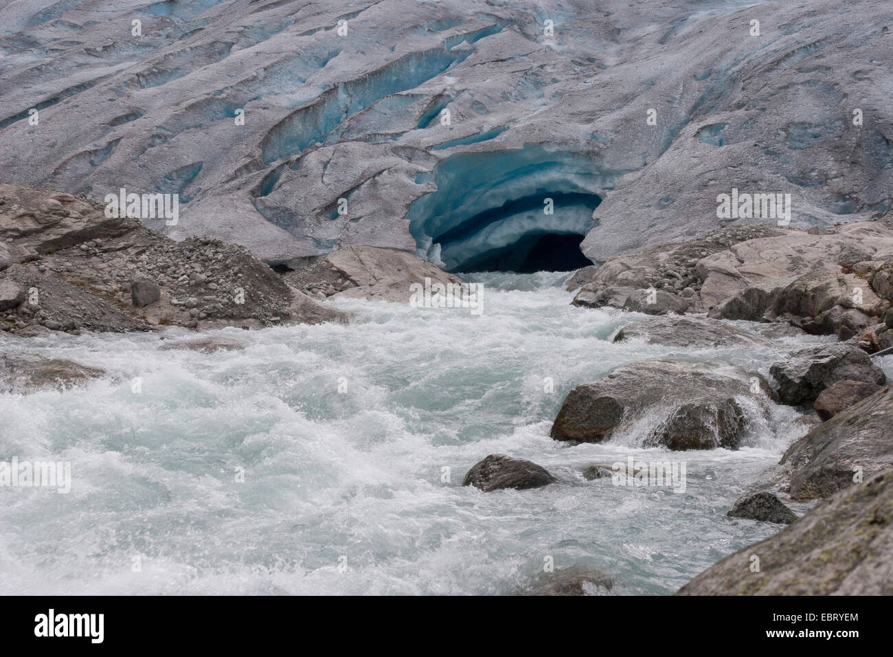 Schmelzwasser aus Gletschertor des Nigardsbreen, ein Gletscher-Arm des Jostedalsbreen Gletscher, Norwegen, Nationalpark Jostedalsbreen undicht Stockfoto