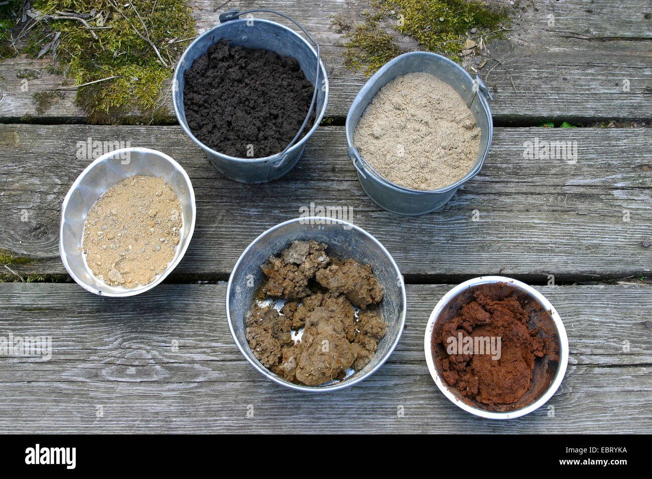 Gerichte mit verschiedenen Farben der Böden Stockfoto