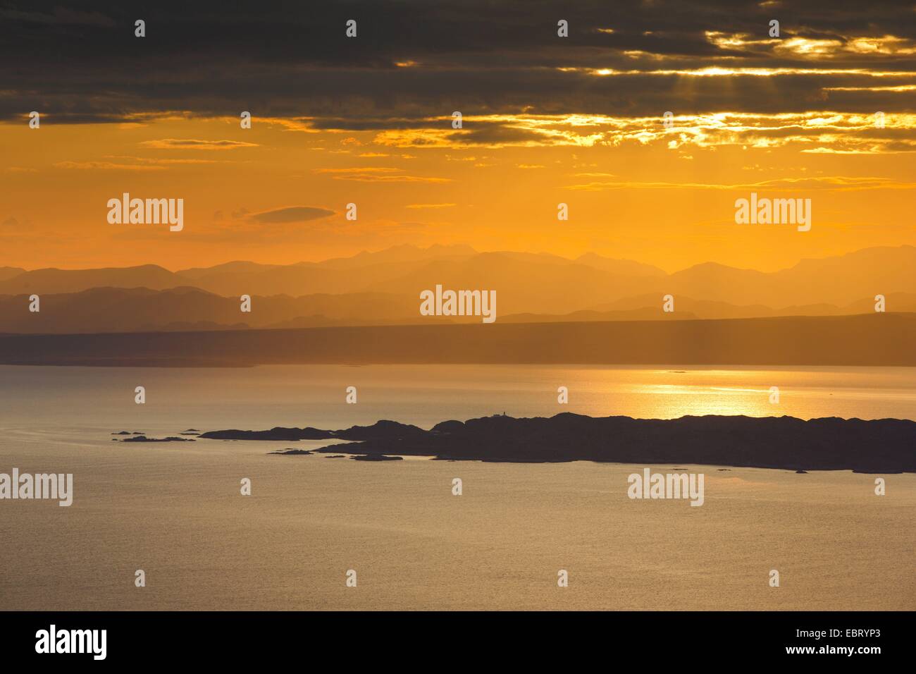 Blick von der Isle Of Skye auf dem Festland und den Inseln Raasay Und Rona bei Sonnenaufgang, Großbritannien, Schottland Stockfoto