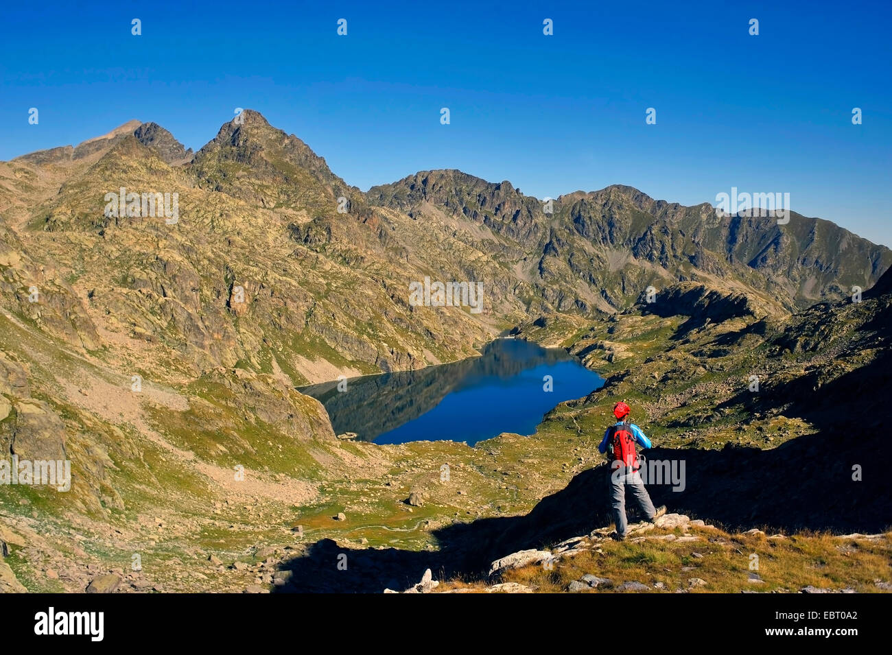 weibliche Wanderer am Bergsee Lac du Basto stehen und genießen die schöne Aussicht, Frankreich, Alpes Maritimes, Nationalpark Mercantour, Belvedere St. Marin de finestre Stockfoto