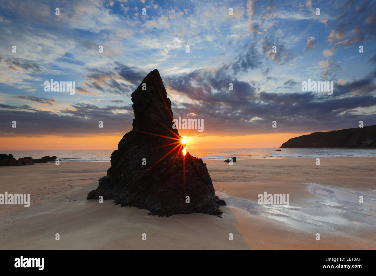 Felsen an der Küste von Sango Bay bei Sonnenaufgang, Großbritannien, Schottland, Sutherland Stockfoto