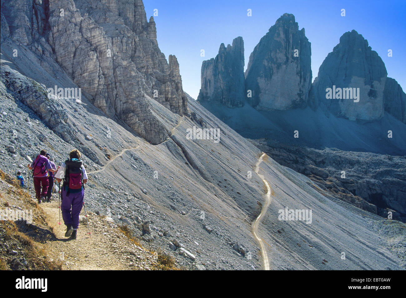 Bergwanderer auf Trail, Tre Cime di Lavaredo, Dolomiten, Südtirol, Italien Stockfoto