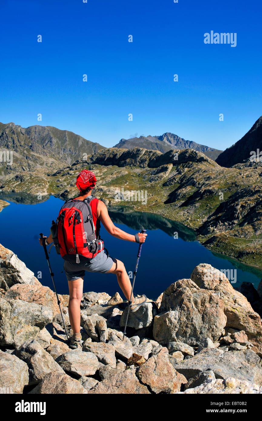 weibliche Wanderer am Bergsee Lac du Basto stehen und genießen die schöne Aussicht, Frankreich, Alpes Maritimes, Nationalpark Mercantour, Belvedere St. Marin de finestre Stockfoto