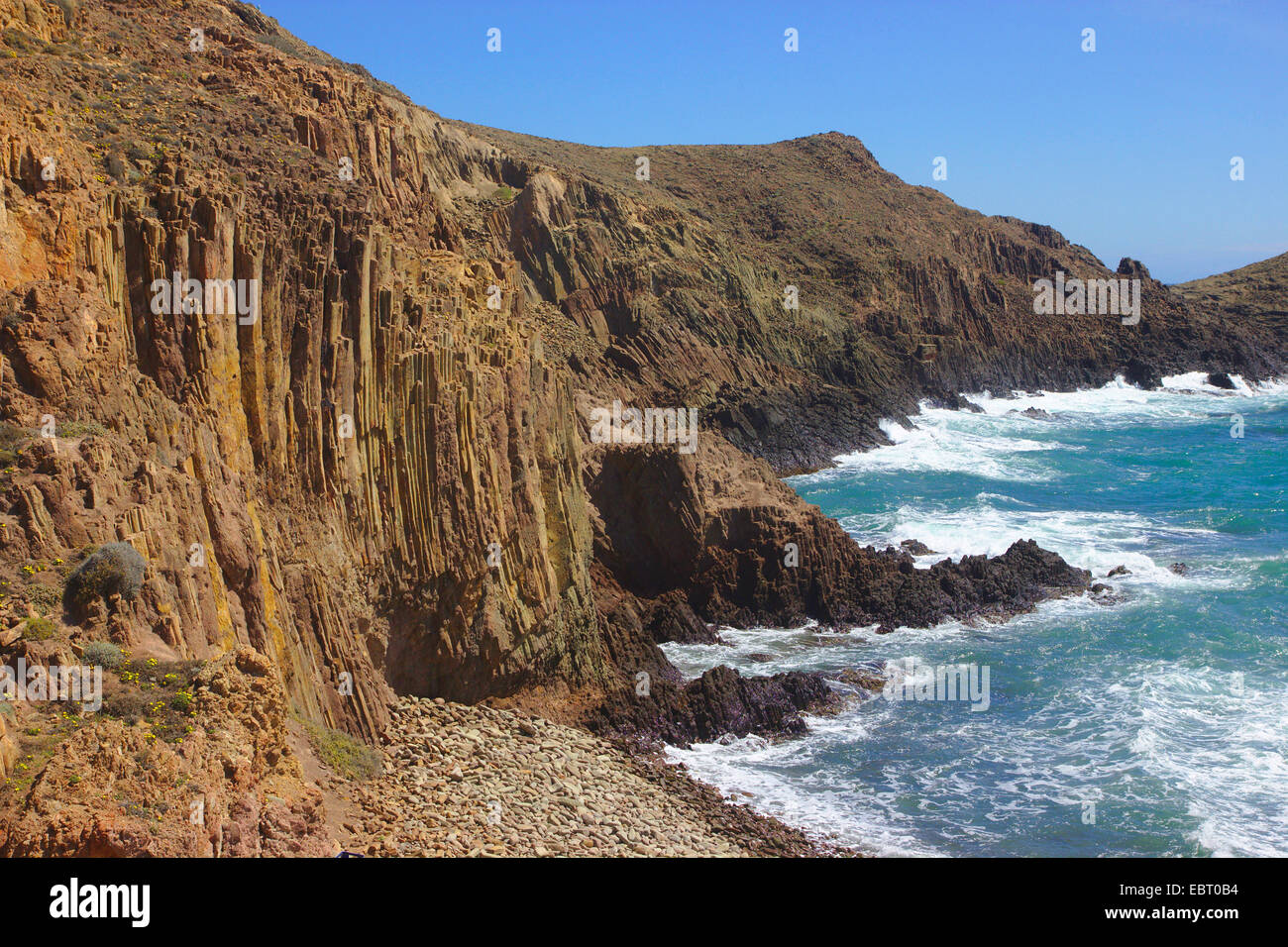felsige Küste mit Andesit-Lava, Lava Spalten, Cabo de Gata, Spanien, Andalusien, Nationalpark Cabo De Gata Stockfoto