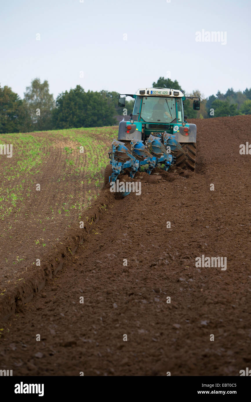 Traktor Pflügen einen Hektar, Deutschland, Schleswig-Holstein Stockfoto