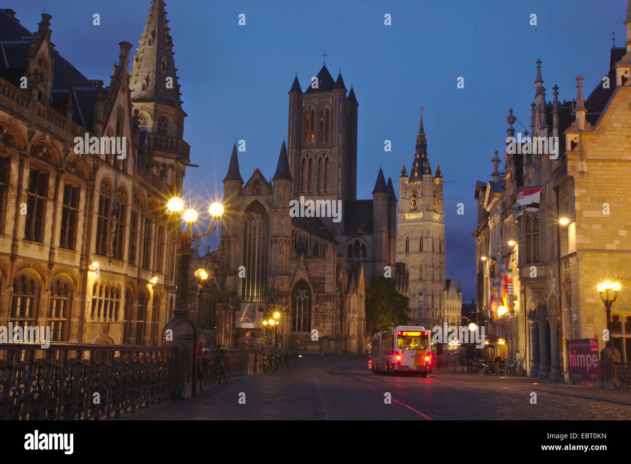 Sankt-Nikolaus Kirche und der Glockenturm in den späten Abend, Belgien, Gent Stockfoto