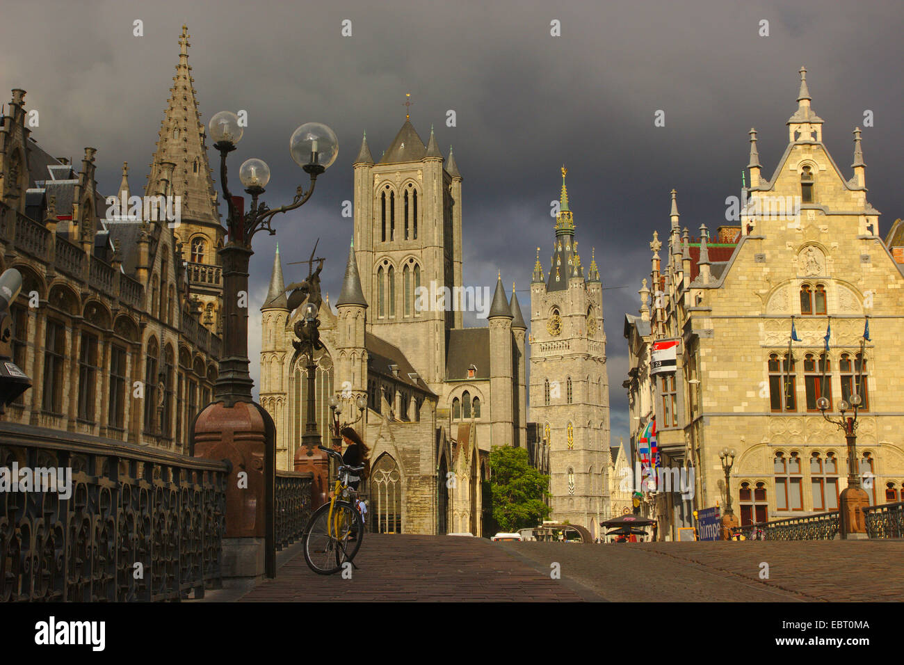 Sankt-Nikolaus Kirche und der Glockenturm in den Abend, Belgien, Gent Stockfoto